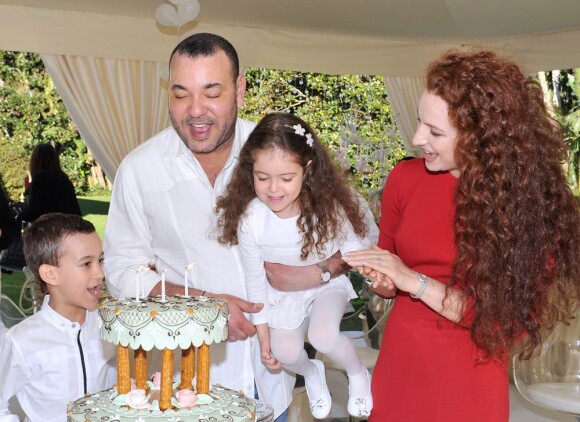 La princesse Lalla Salma du Maroc en famille en février 2011, avec son mari le roi Mohammed VI et leurs enfants le prince Moulay Hassan et la princesse Lalla Khadija.