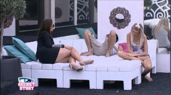 Aurélie, Marie et Geoffrey réfléchissent dans Secret Story 5, mercredi 28 septembre 2011 sur TF1