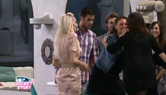 Les candidats accueillent la maman et la soeur de Juliette dans Secret Story 5, mercredi 28 septembre 2011 sur TF1