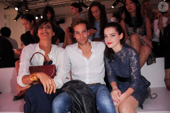 Inès de la Fressange et Roxane Mesquida au défilé printemps-été 2012 de Carven lors de la Fashion Week parisienne le 29 septembre 2011