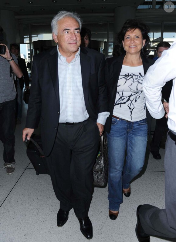 Anne Sinclair et Dominique Strauss-Kahn à l'aéroport de New York, direction Paris, le 3 septembre 2011.