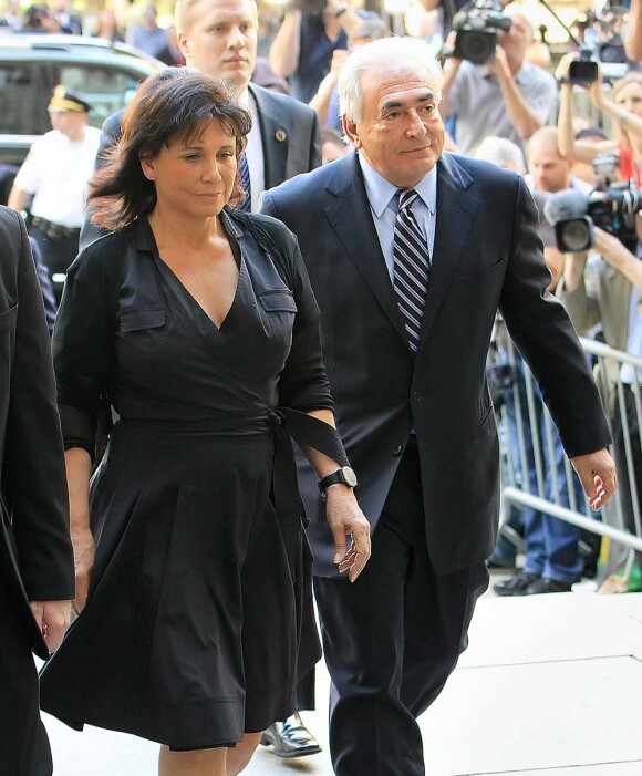 Anne Sinclair et Dominique Strauss-Kahn au tribunal, le jour de l'abandon des poursuites, à New York, le 23 août 2011.