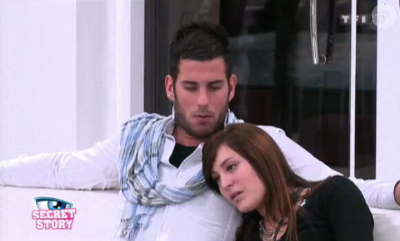 Morgane cherche du réconfort auprès de son ami Zelko (quotidienne Secret Story 5 du samedi 1er octobre 2011).
