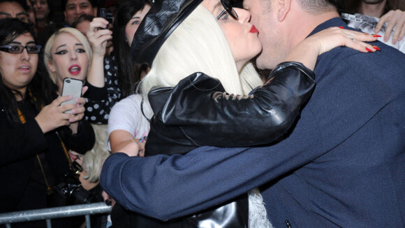 Lady Gaga : toujours plus excentrique, elle embrasse un policier !