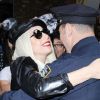 Lady Gaga embrasse un policier de la ville de New York et signe des autographes pour ses fans le samedi 1er octobre 2011 à New York