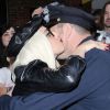 Lady Gaga embrasse un policier de la ville de New York et signe des autographes pour ses fans le samedi 1er octobre 2011 à New York
