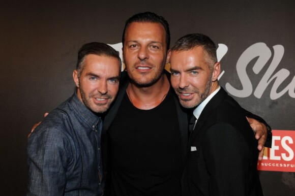 Jean-Roch, entouré de Dean et Dan de DSquared, au VIP Room à Paris, samedi 1er  octobre, à l'occasion de la soirée Diesel.