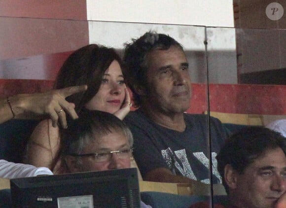 Julien Clerc et sa femme Hélène Grémillon lors du match PSG-Lyon du 2 octobre 2011