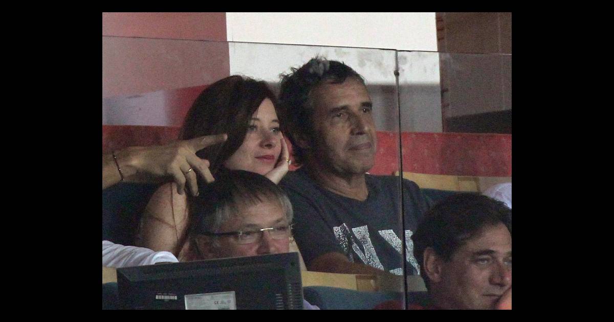 Julien Clerc et sa femme Hélène Grémillon lors du match PSG-Lyon du 2 octobre 2011 - Purepeople
