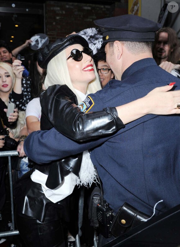 Lady Gaga devant le Beacon Theatre pour l'anniversaire de Sting, à New York, le 1er octobre 2011.