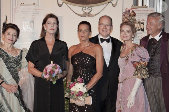 Caroline de Monaco, le prince Albert et Stéphanie, accompagnés de Cyrielle Clair lors du 30e anniversaire du Théâtre Princesse Grace, le 3 octobre 2011.