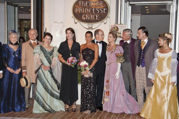 Caroline de Monaco, le prince Albert et Stéphanie lors du 30e anniversaire du Théâtre Princesse Grace, le 3 octobre 2011. les comédiens Cyrielle Clair et Olivier Lejeune sont à leurs côtés.