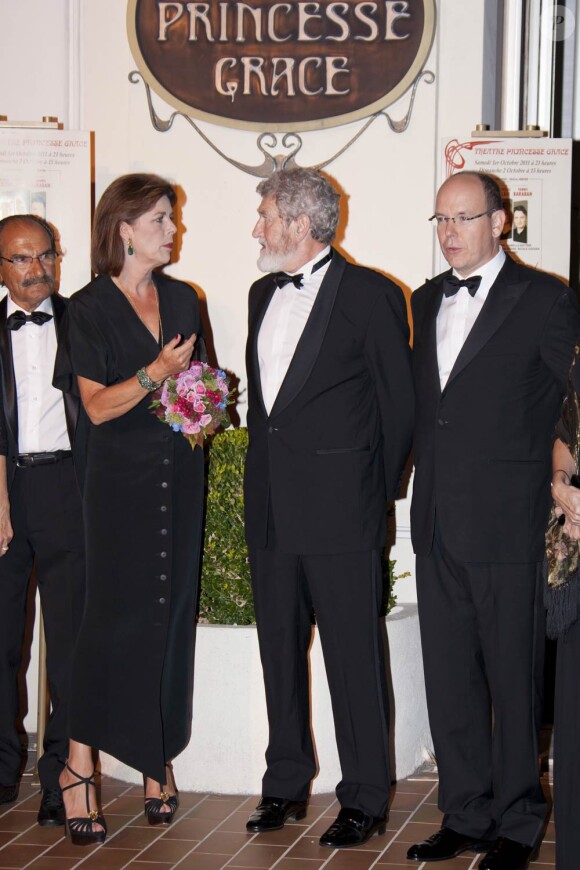 Caroline de Monaco, le prince Albert et Patrick Préjean lors du 30e anniversaire du Théâtre Princesse Grace, le 3 octobre 2011.