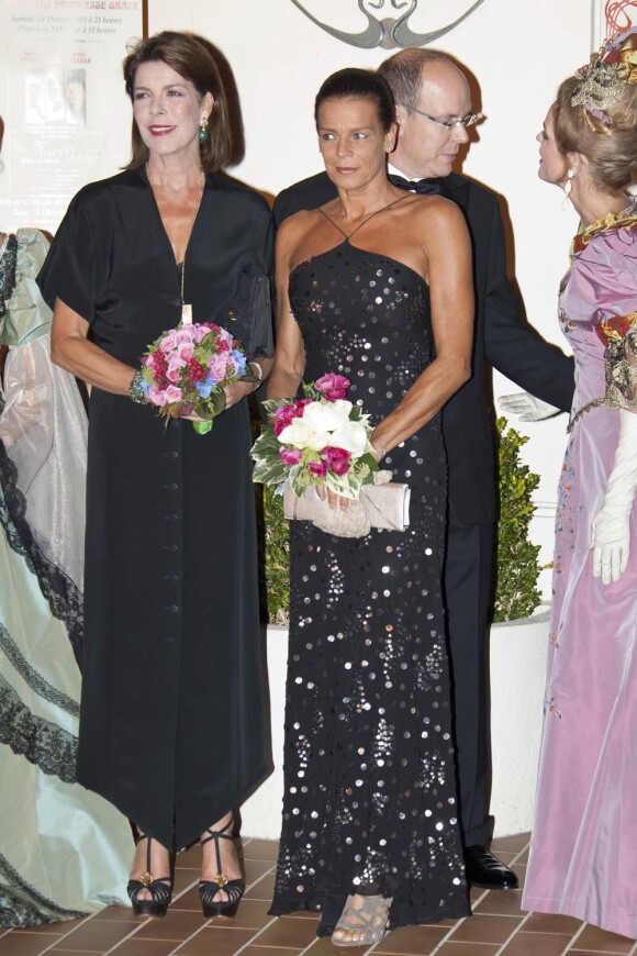 Caroline de Monaco, le prince Albert et Stéphanie lors du 30e anniversaire du Théâtre Princesse Grace, le 3 octobre 2011.