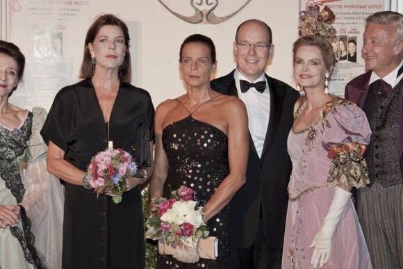 Caroline de Monaco, le prince Albert et Stéphanie, accompagnés de Cyrielle Clair lors du 30e anniversaire du Théâtre Princesse Grace, le 3 octobre 2011.