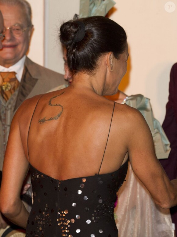 Stéphanie, lors des 30 ans du Théâtre Princesse Grace, dévoile son tatouage dans une jolie robe noire. 3 octobre 2011