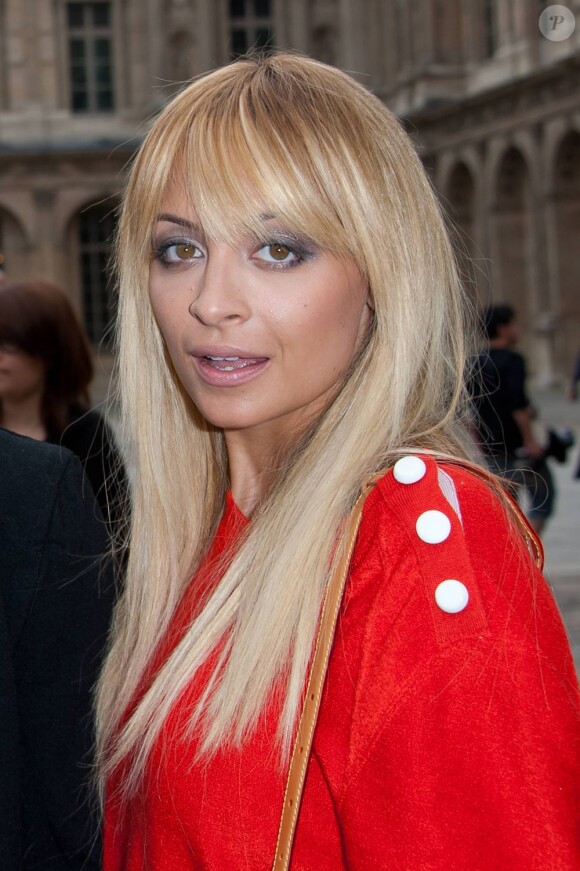 Nicole Richie dans la Cour Carrée du Louvre pour le défilé Louis Vuitton printemps-été 2012. Paris, le 5 octobre 2011.