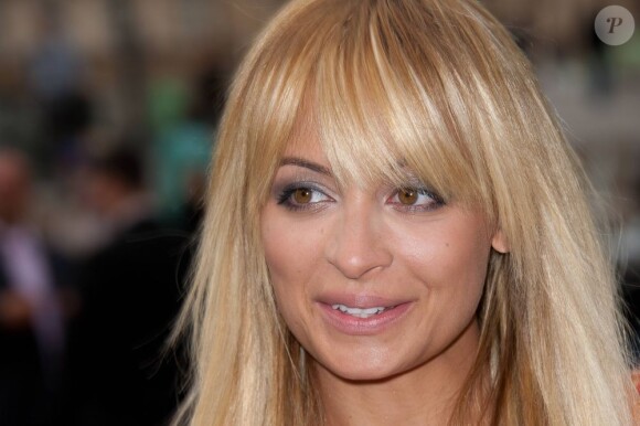 Lumineuse, Nicole Richie s'est distinguée dans la pléiade de stars qui assiataient au défilé Louis Vuitton printemps-été 2012. Paris, le 5 octobre 2011.