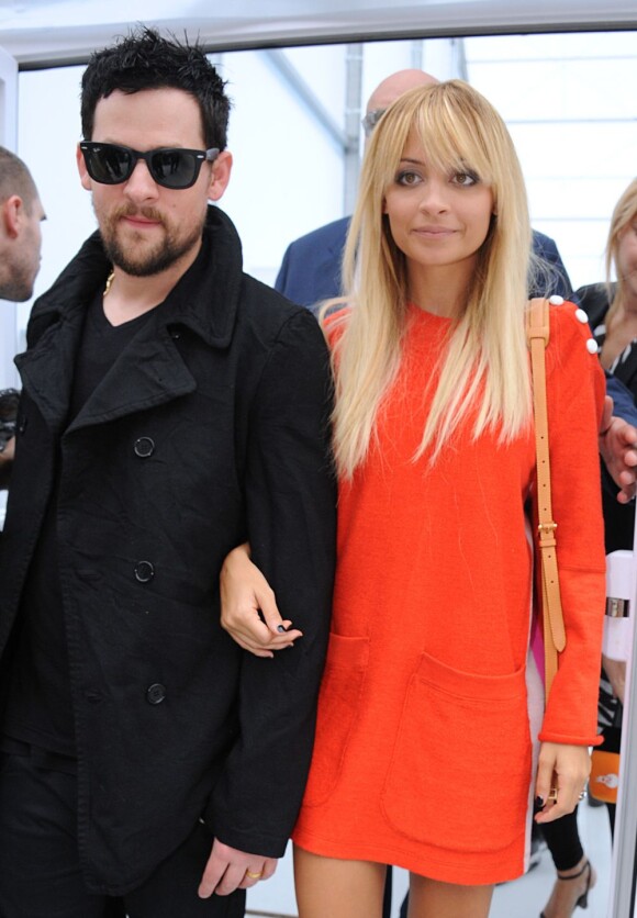 Nicole Richie et Joel Madden, dans la Cour Carrée du Louvre pour le défilé Louis Vuitton. Paris, le 5 octobre 2011.