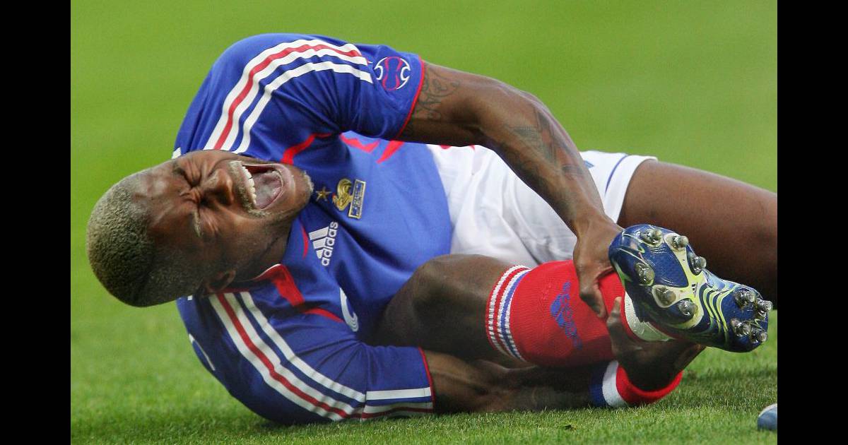 Djibril Cisse Victime D Une Fracture Le 7 Juin 2006 A Saint Etienne Purepeople This is all based on the premise that a fracture caused by forward flexion should be treated by undoing the. djibril cisse victime d une fracture le