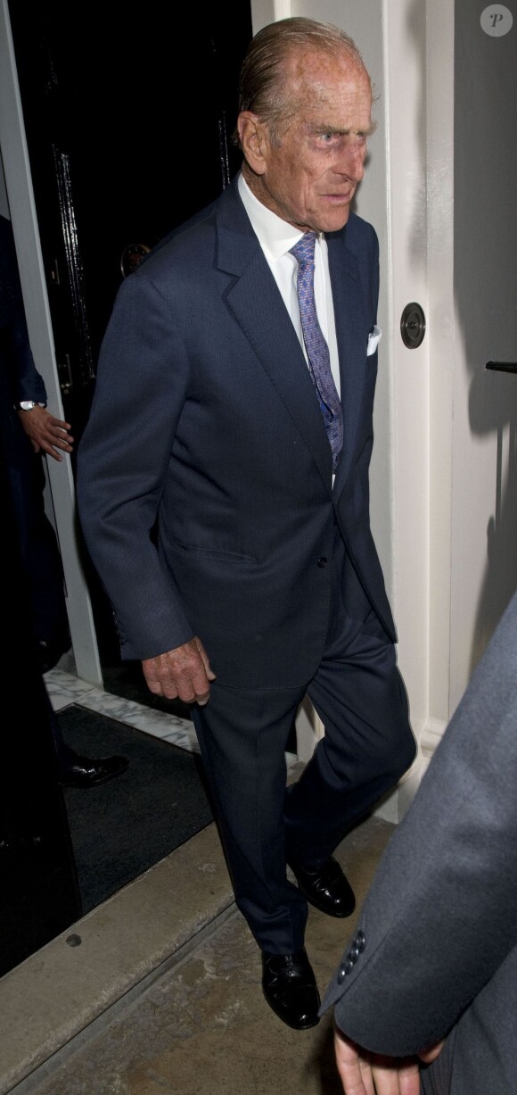 Le duc d'Edimbourg s'échappe du Club des Arts par la porte de derrière, le mercredi 5 octobre 2011.