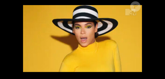 Beyoncé, sexy en jaune, dans les trente premières secondes de son nouveau clip "Countdown" où elle dévoile son ventre de femme enceinte.
