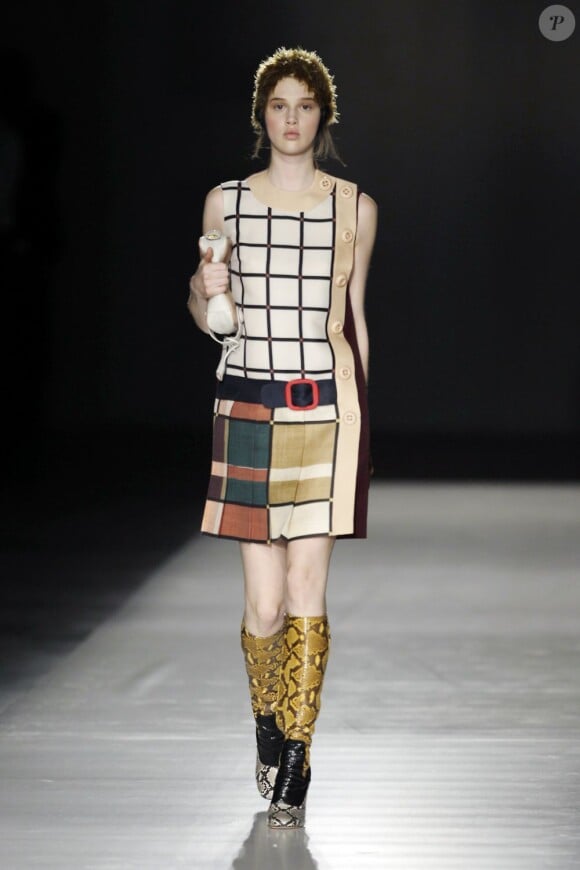 Miuccia Prada et sa maison de couture éponyme ont choisi pour leur collection Automne-Hiver 2011 de reprendre le python pour des bottes colorées. Milan, le 25 février 2011.