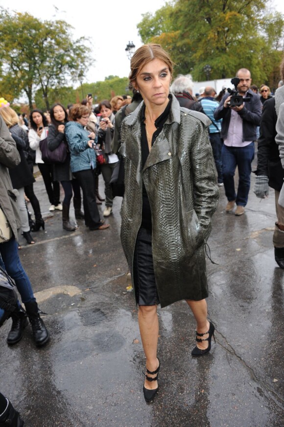 L'ex rédactrice en chef de Vogue Paris, Carine Roitfeld, avait anticipé le retour du reptile dans les garde-robes en l'arborant dès l'automne 2010. Paris, le 5 octobre 2010.