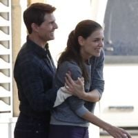 Tom Cruise et Katie Holmes, très complices, batifolent comme des ados