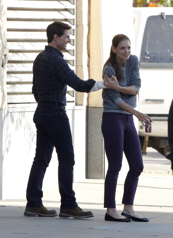 Katie Holmes et Tom Cruise retombent en adolescence sur le tournage de son film One Shot à Pittsburgh le 7 octobre 2011