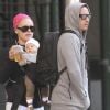 Pink et Carrey Hart s'offrent une marche sportive avec leur petite Willow à New York, le 7 octobre 2011