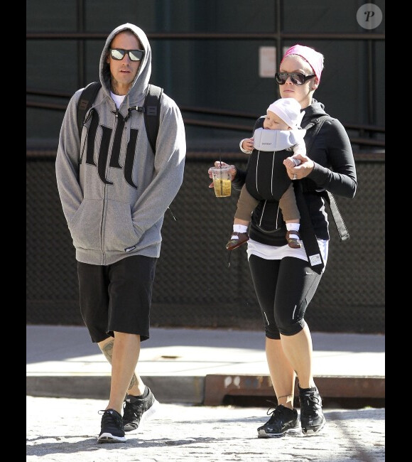 Les amoureux Pink et Carrey Hart se promènent avec leur fillette Willow à New York, le 7 octobre 2011