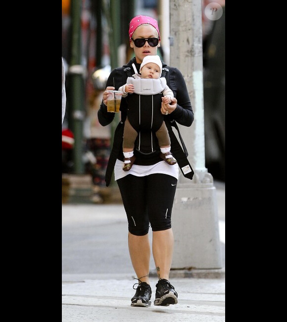 Pink porte sa jolie Willow contre elle à New York, le 7 octobre 2011