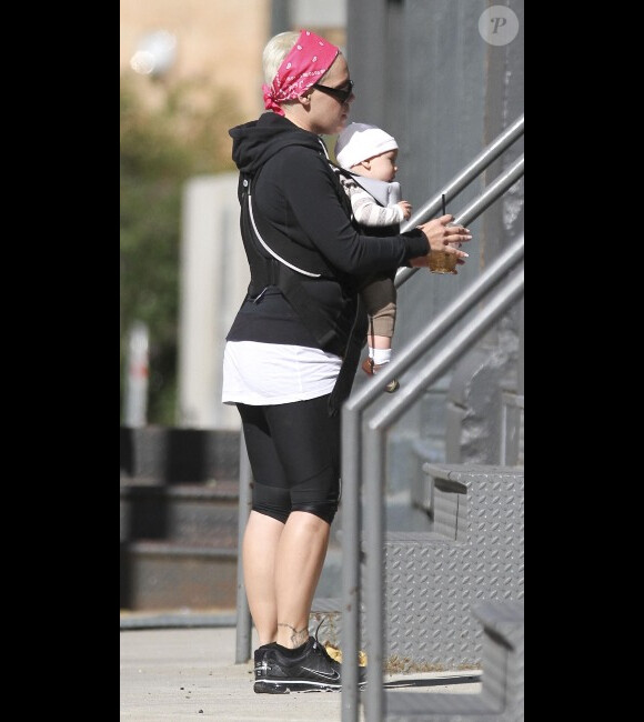 Pink et Carrey Hart se promènent avec leur fillette Willow à New York, le 7 octobre 2011