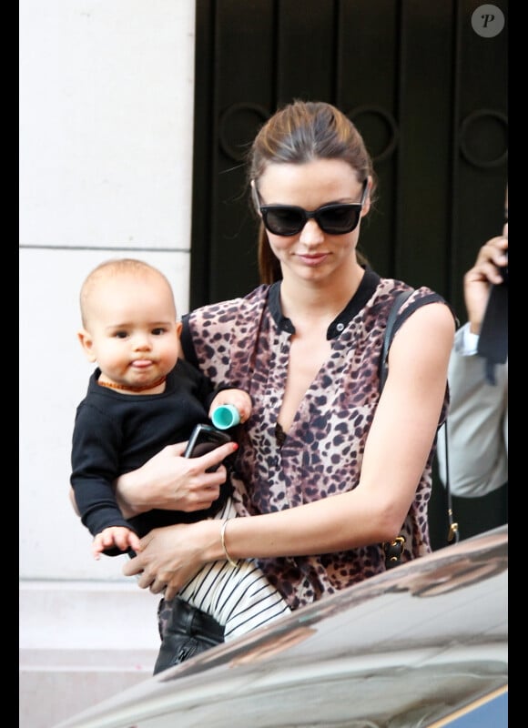 En pleine Fashion Week, Miranda Kerr trouve toujours du temps pour s'occuper de son craquant Flynn, 9 mois. Paris, 1e octobre 2011
