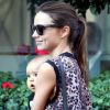 En pleine Fashion Week, Miranda Kerr est une véritable maman fashionista lorsqu'elle pouponne son petit Flynn, 9 mois ! Paris, 1e octobre 2011
