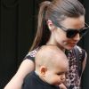 En pleine Fashion Week, Miranda Kerr est une véritable maman fashionista lorsqu'elle pouponne son petit Flynn, 9 mois ! Paris, 1e octobre 2011
