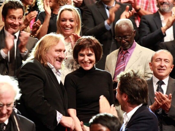 Gérard Depardieu, extrêmement ému en présence de ses amis Edouard Baer (de dos) et Laurent Gerra, a été mis à l'honneur par le  Festival Lumière, qui lui a décerné le 8 octobre à Lyon et devant ses  amis du métier le Prix Lumière 2011 pour l'ensemble de son oeuvre.