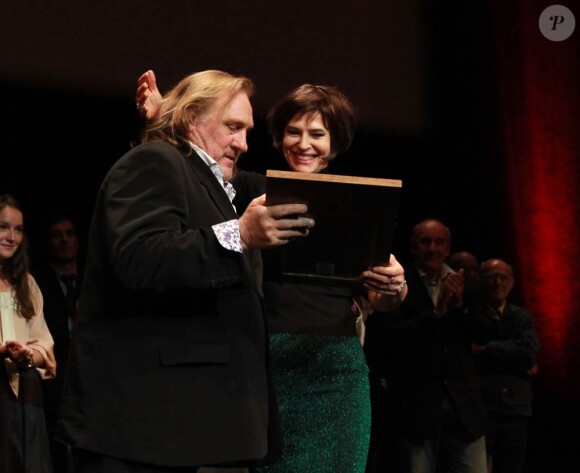 Gérard Depardieu, extrêmement ému : son amie Fanny Ardant lui a remis le Prix Lumière 2011.
L'acteur a été mis à l'honneur par le  Festival Lumière, qui lui a décerné le 8 octobre à Lyon et devant ses  amis du métier le Prix Lumière 2011 pour l'ensemble de son oeuvre.