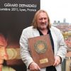 Gérard Depardieu pose avec son Prix Lumière entre Bertrand Tavernier et Thierry Frémeaux à Lyon le 9 octobre.
Gérard Depardieu, extrêmement ému, a été mis à l'honneur par le  Festival Lumière, qui lui a décerné le 8 octobre à Lyon et devant ses  amis du métier le Prix Lumière 2011 pour l'ensemble de son oeuvre.