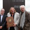 Gérard Depardieu pose avec son Prix Lumière entre Bertrand Tavernier et Thierry Frémeaux à Lyon le 9 octobre.
Gérard Depardieu, extrêmement ému, a été mis à l'honneur par le  Festival Lumière, qui lui a décerné le 8 octobre à Lyon et devant ses  amis du métier le Prix Lumière 2011 pour l'ensemble de son oeuvre.