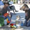 La belle Amy Adams passe la journée au parc avec son fiancé Darren Le Gallo et leur fille Aviana à Los Angeles, 10 octobre 2011