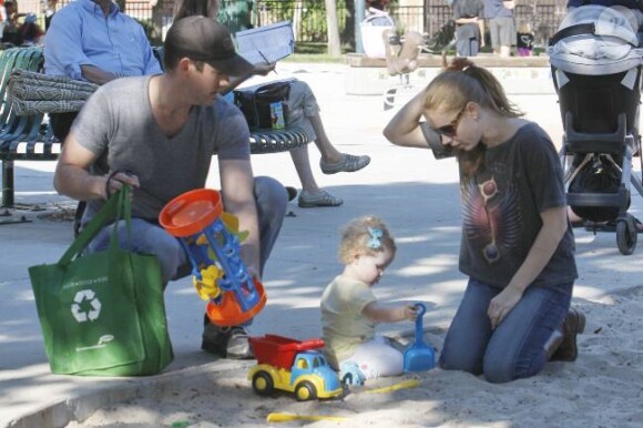 La belle Amy Adams passe la journée au parc avec son fiancé Darren Le Gallo et leur fille Aviana à Los Angeles, 10 octobre 2011