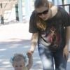 Amy Adams passe la journée au parc avec son fiancé Darren Le Gallo et leur fille Aviana à Los Angeles, 10 octobre 2011