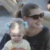 Amy Adams et sa fille Aviana au parc à Los Angeles, 10 octobre 2011