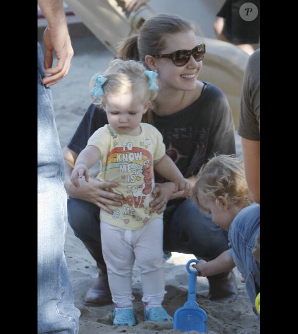 Amy Adams et sa fille Aviana au parc à Los Angeles, 10 octobre 2011