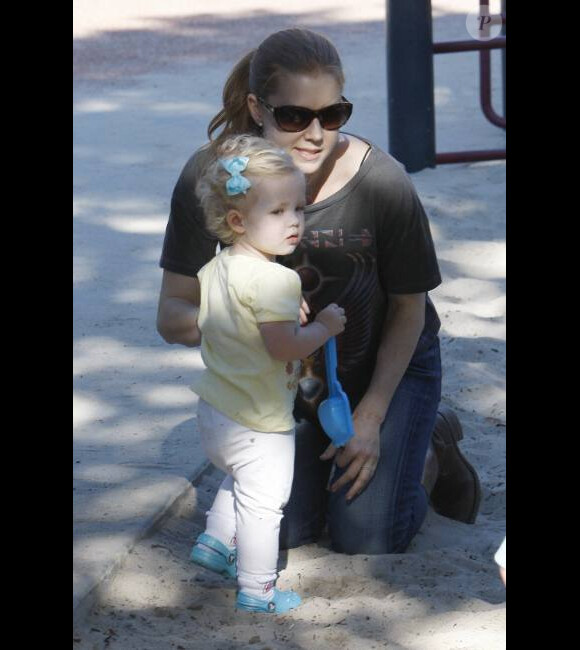 Amy Adams passe la journée au parc avec son fiancé Darren Le Gallo et leur fille Aviana à Los Angeles, 10 octobre 2011