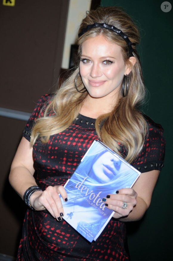 Hilary Duff présente son roman Devoted à la librairie Barnes & Noble, dans le quartier de Tribeca à New York City, le lundi 10 octobre 2011.