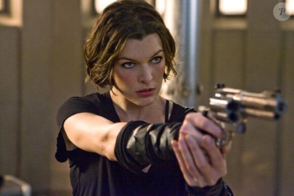 Resident Evil est mené par Milla Jovovich et ses pistolets.