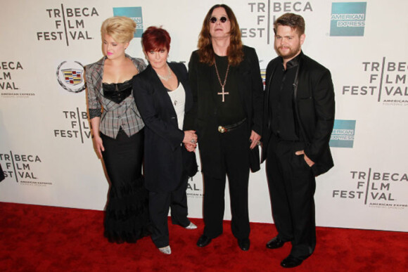 Jack Osbourne en compagnie de sa soeur Kelly, de son père Ozzy et de sa mère Sharon posent lors d'une soirée lors du festival de Trebica en avril 2011 à New-York